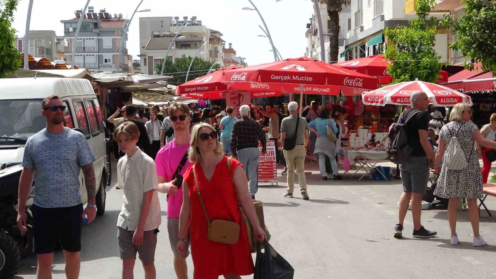 perşembe pazarına turist yağdı, esnafın yüzü güldü