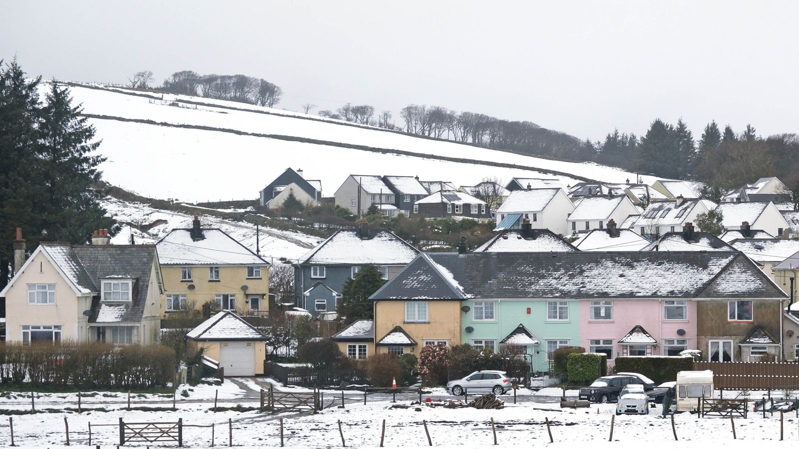 yellow weather warning extended as snow blankets parts of uk ahead of easter