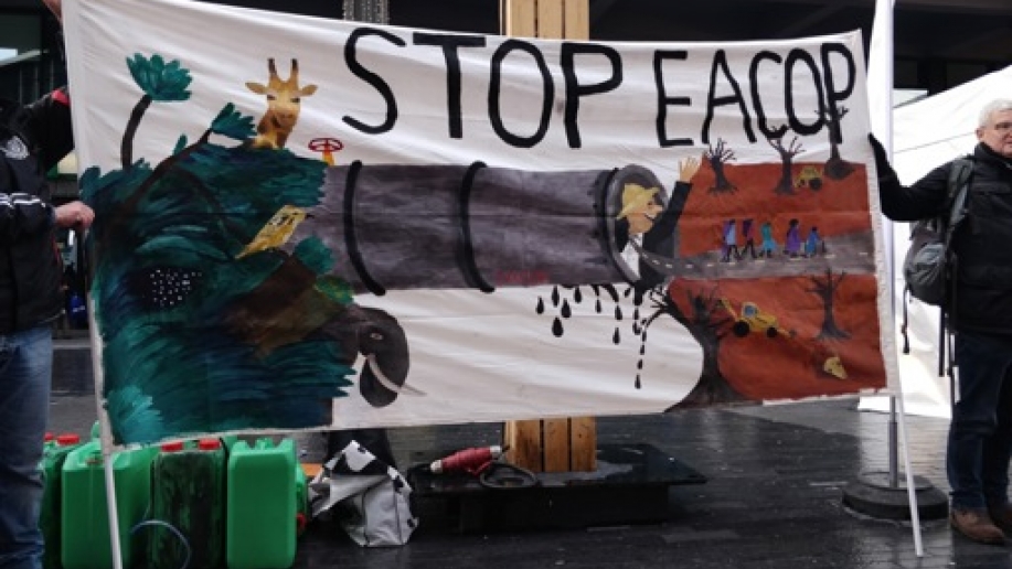 des activistes du climat bloquent la compagnie d'assurances marsh à auderghem