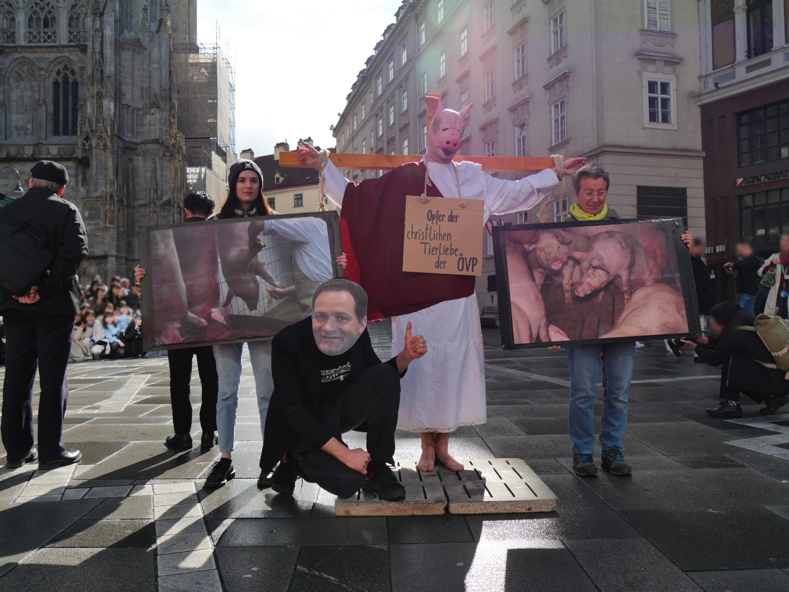 aktion zum gründonnerstag in wien: aktivist mit totschnig-maske kreuzigt schwein