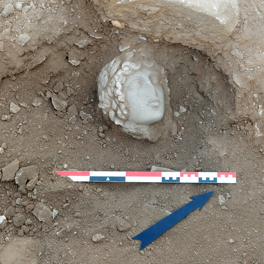 ανασκαφή φιλίππων: κεφαλή αγάλματος που φαίνεται πως ανήκει στον απόλλωνα αποκάλυψε η ομάδα του απθ - φωτογραφίες