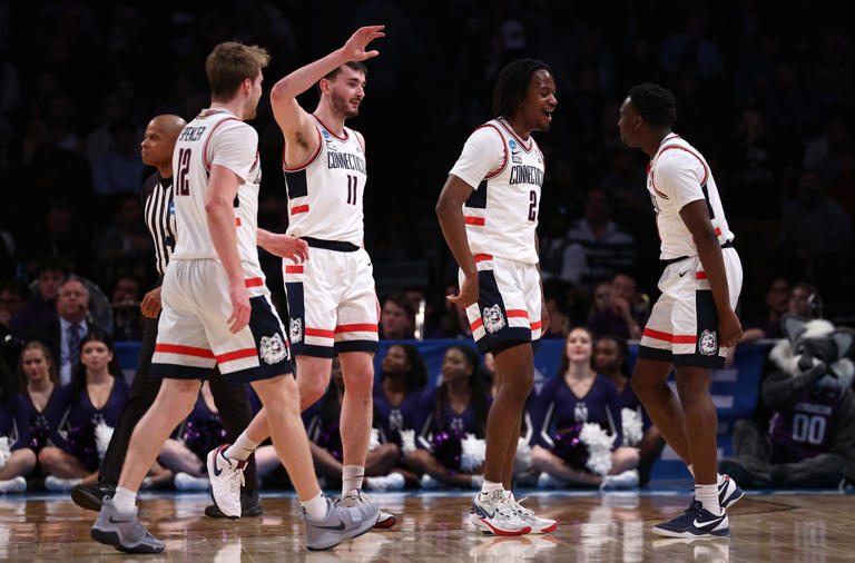 Illinois vs UConn Elite Eight picks, predictions, odds Who wins March