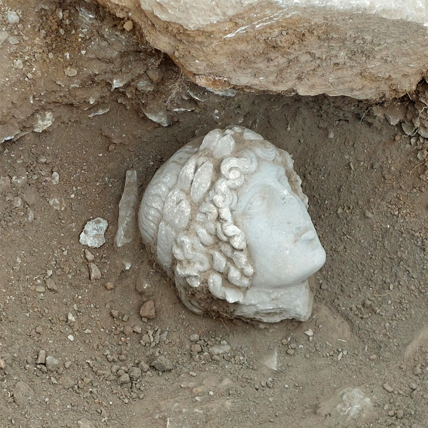 ανασκαφή φιλίππων: κεφαλή αγάλματος που φαίνεται πως ανήκει στον απόλλωνα αποκάλυψε η ομάδα του απθ - φωτογραφίες