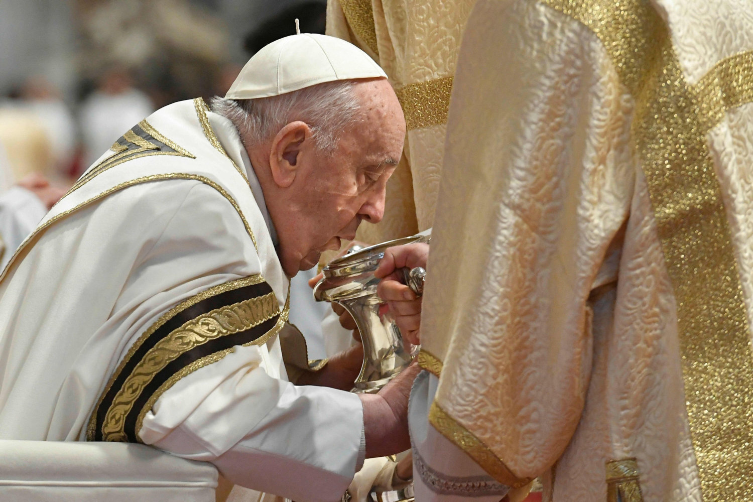 efter sygdom prædiker paven igen til påskemesse