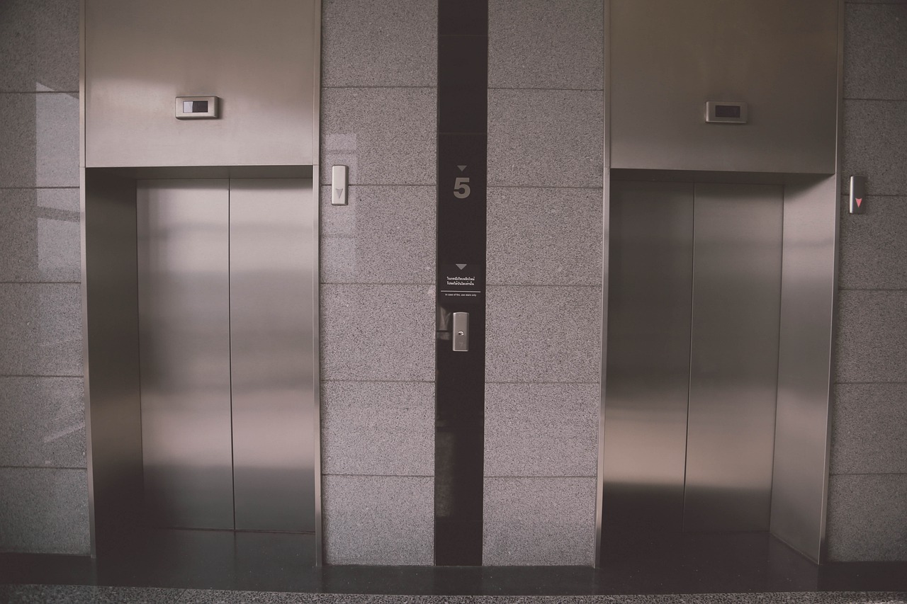 zrcadlo najdete v téměř každém výtahu. bezpečnost i kontrola