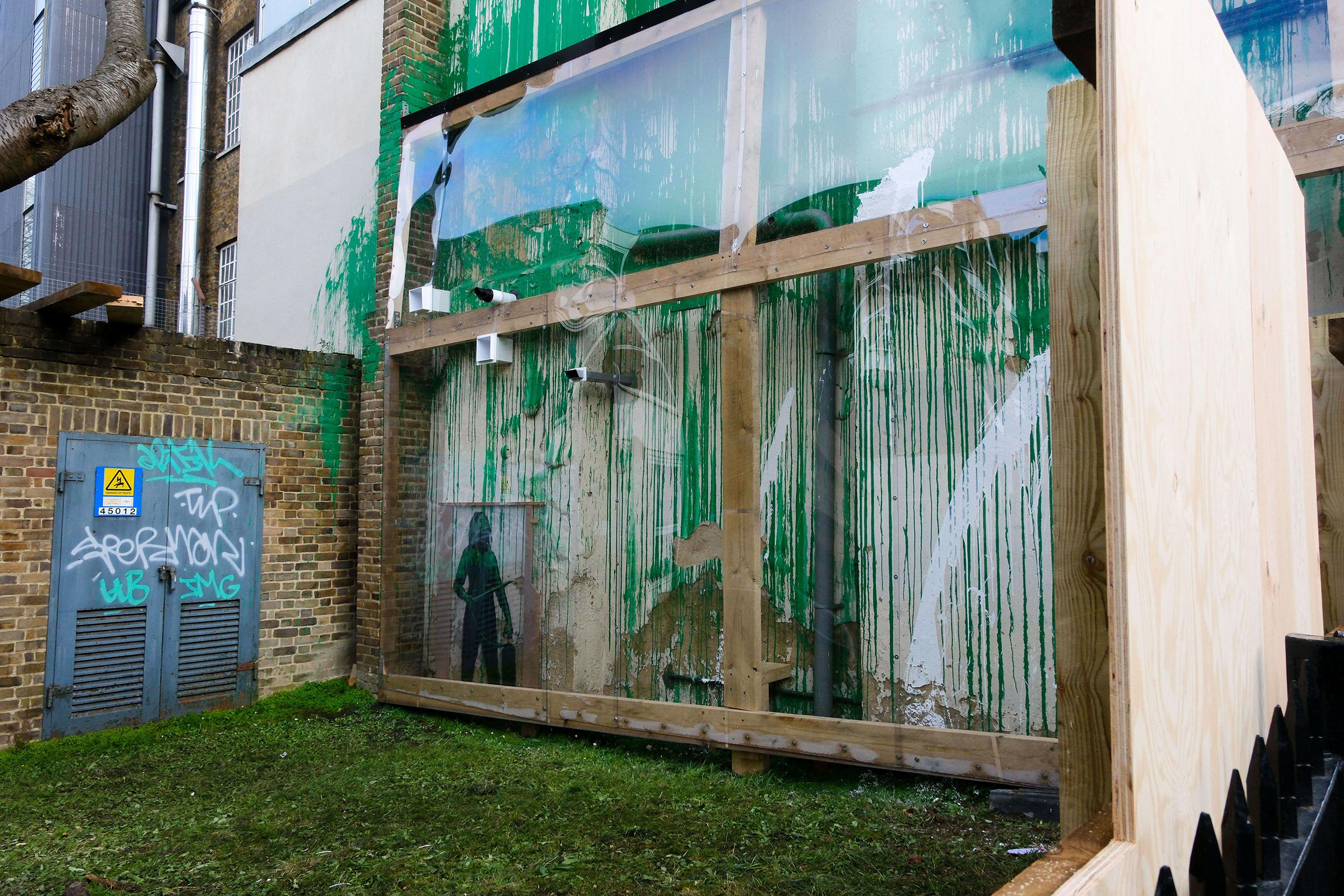 en images : vandalisée, la nouvelle œuvre londonienne de banksy mise sous bâche