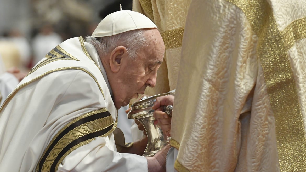 pope francis sets aside tradition at foot-washing ceremony