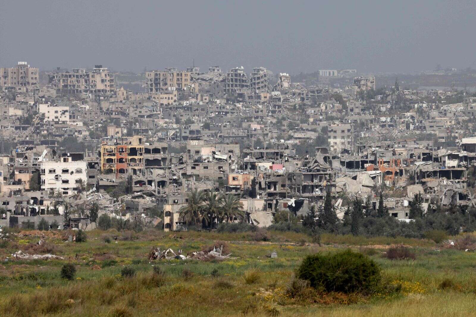 battles rage near gaza hospital as us says israel talks back on