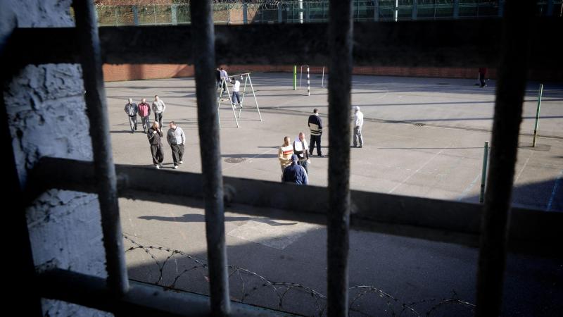 détenu torturé à la prison d’anvers : la victime va être placée sous surveillance électronique