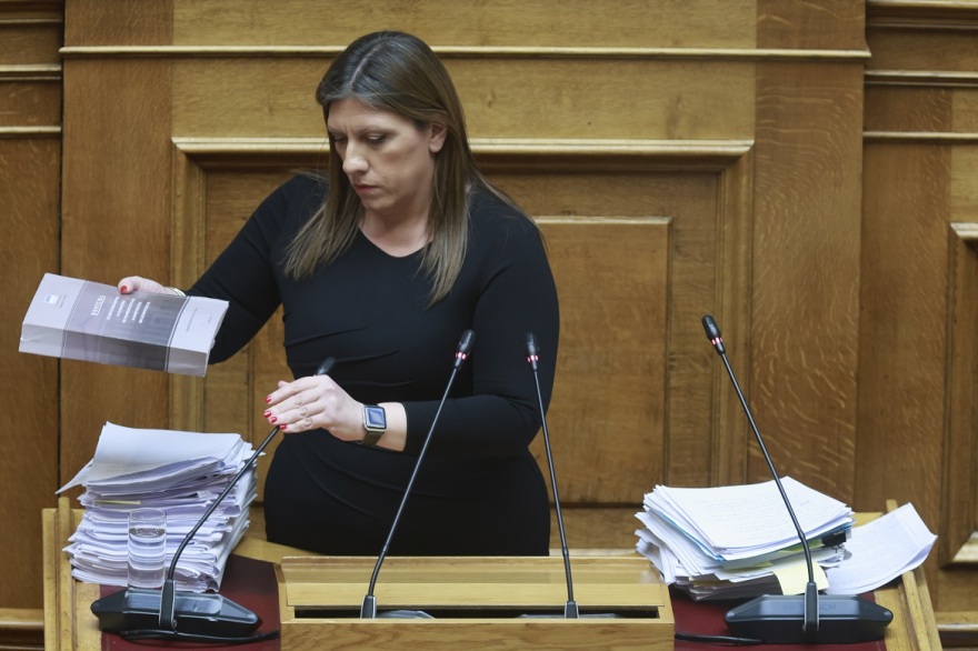 ζωή κωνσταντοπούλου: με ένα «βουνό» από έγγραφα ανέβηκε να μιλήσει στο βήμα της βουλής