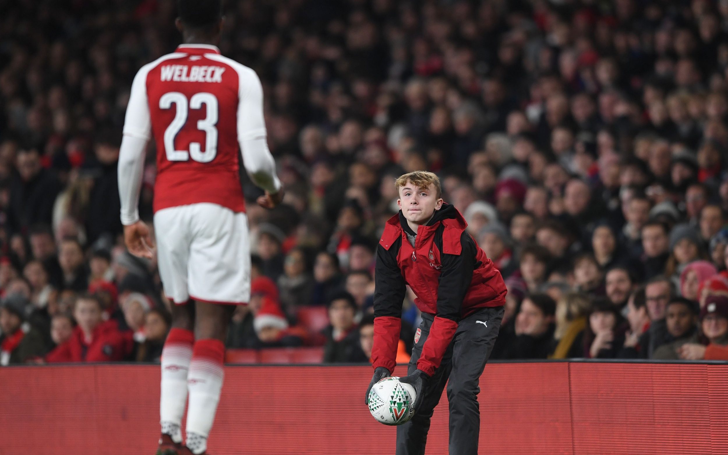 premier league tells ball boys and girls to stop returning balls to players