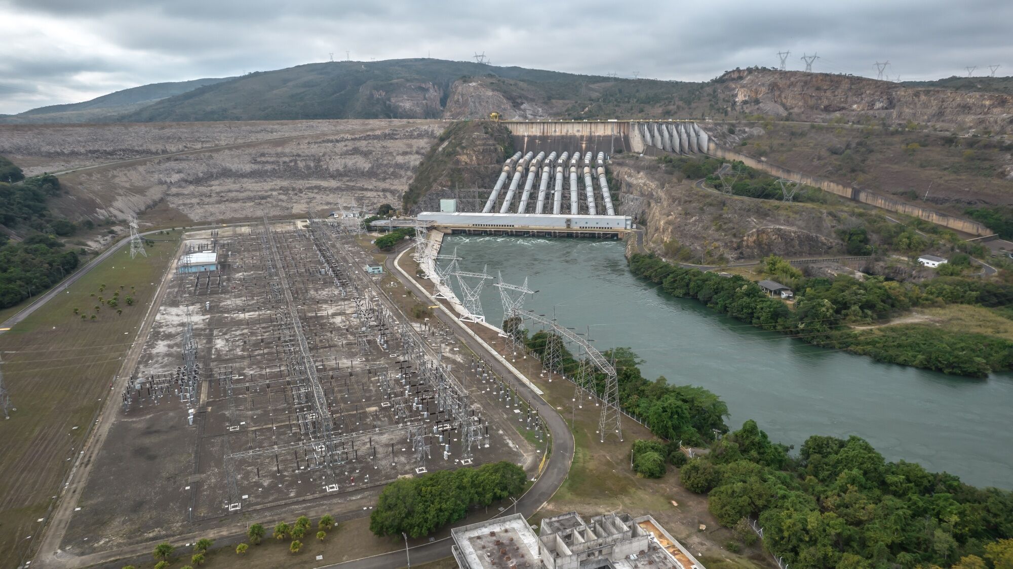 brasil pretende reduzir conta de luz com recursos da eletrobras