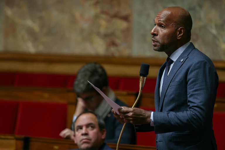 french parliament backs bill against hair discrimination affecting black women
