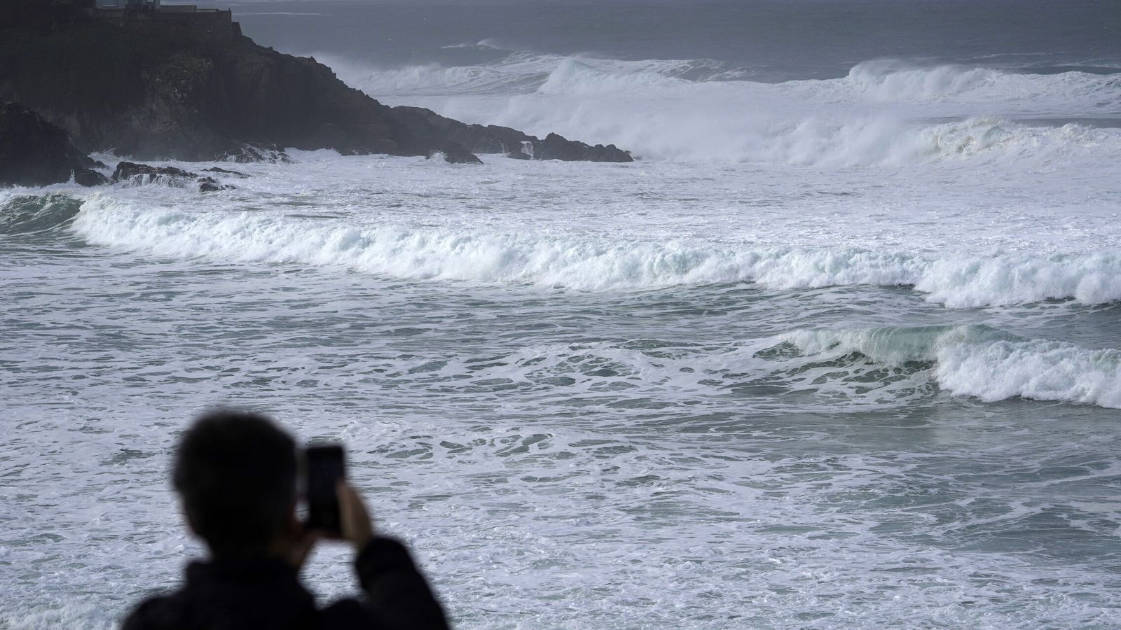 el temporal nelson deja cuatro muertos en asturias y tarragona tras ser arrastrados por el mar