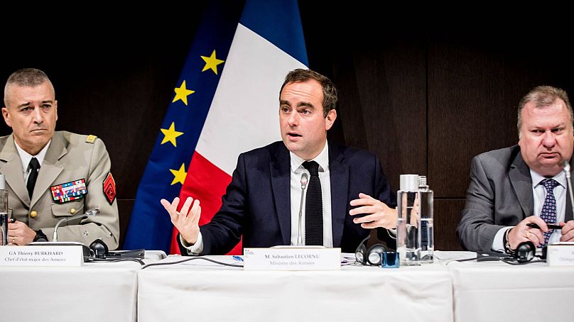 alulteljesít a francia védelmi ipar - a kormány odasóz a nagyvállalatoknak