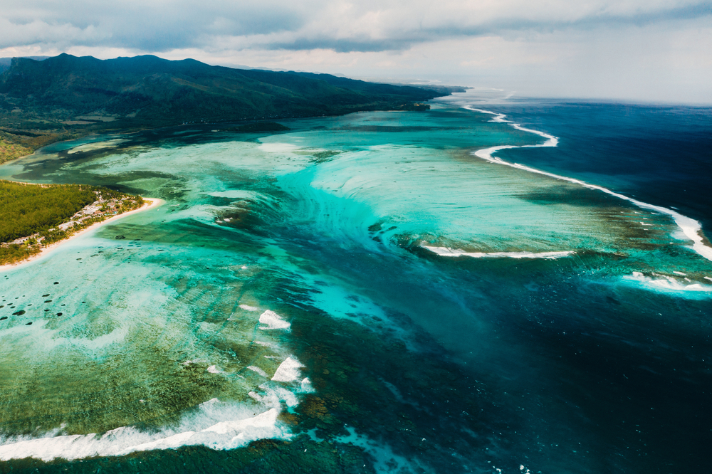 <p>The helicopter tours last about an hour, and give you a picturesque panoramic view of the mountain, the Indian Ocean and the stunning underwater waterfall.</p>  <p>These helicopter tours can seat 4 people.</p>