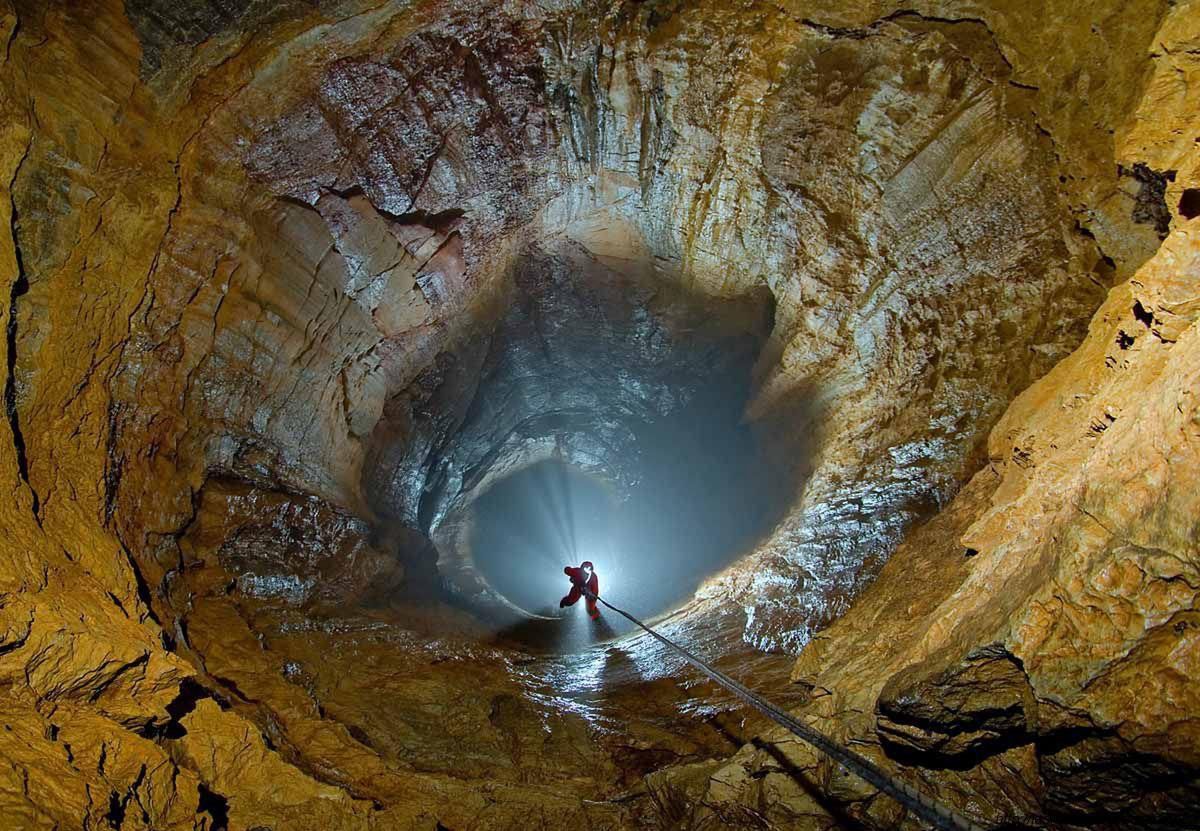to największa jaskinia w polsce. mogą do niej wejść tylko wybrani