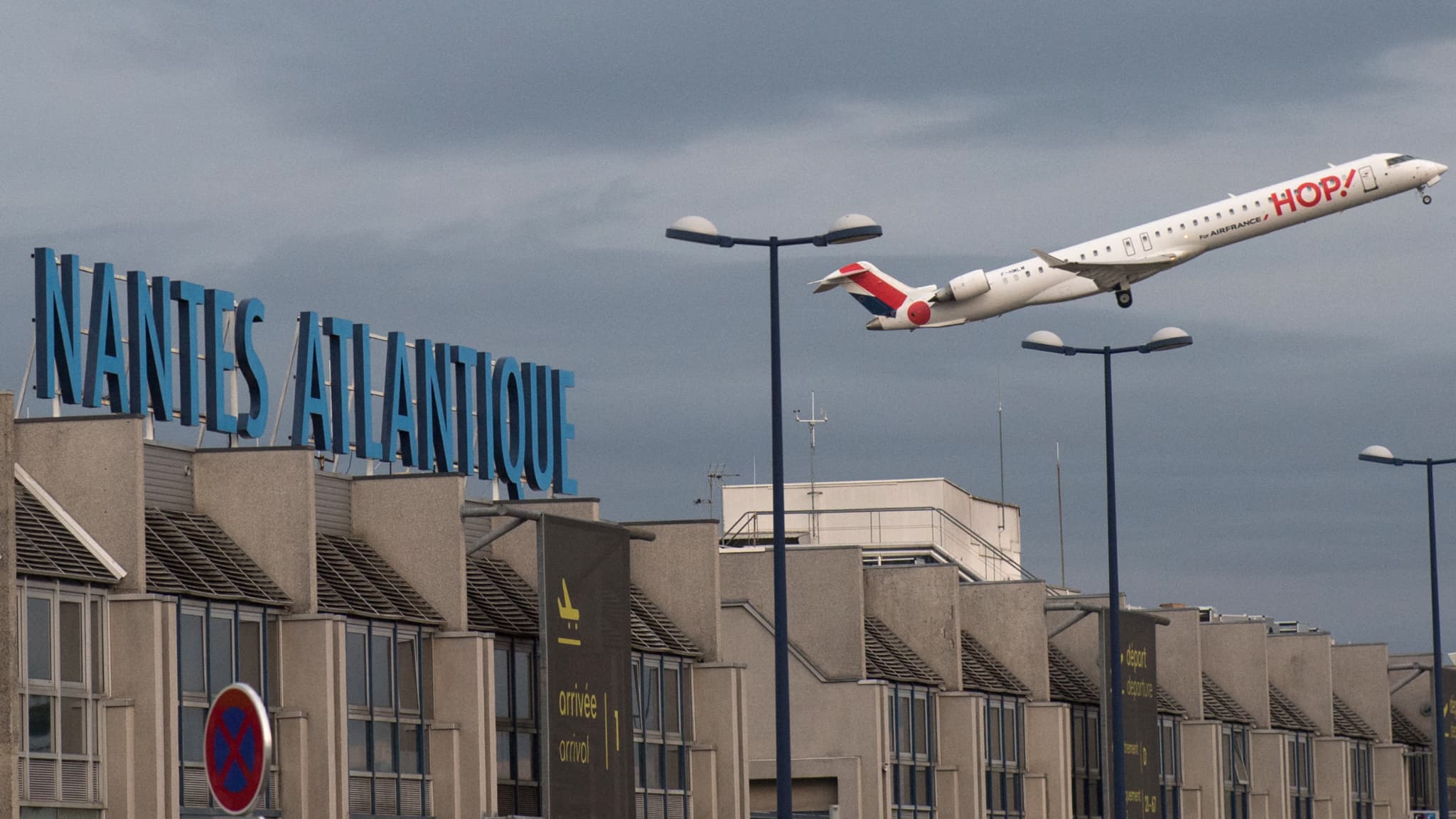 nantes: l'aéroport évacué à cause d'un colis suspect, plusieurs retards de vols