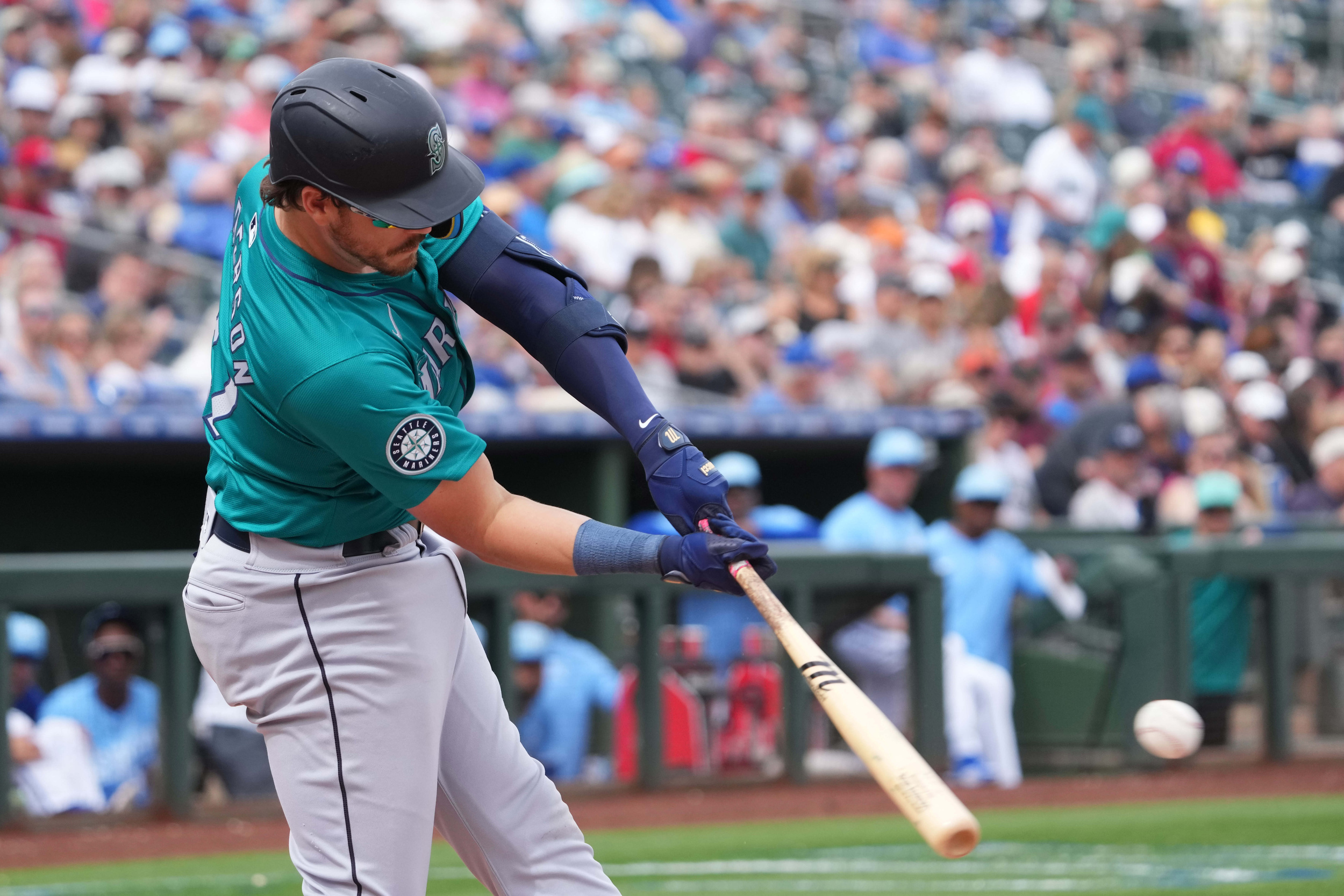 mariners re-sign recently released third baseman