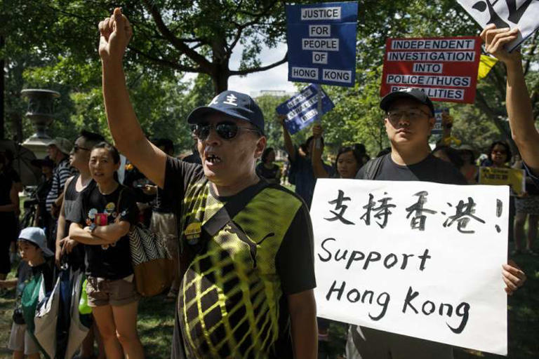華裔民眾聚集在白宮前的拉法葉廣場，聲援香港反送中運動。（AP）