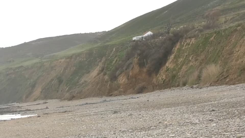 manche: une maison à flanc de falaise menace de basculer dans le vide à cause de l'érosion
