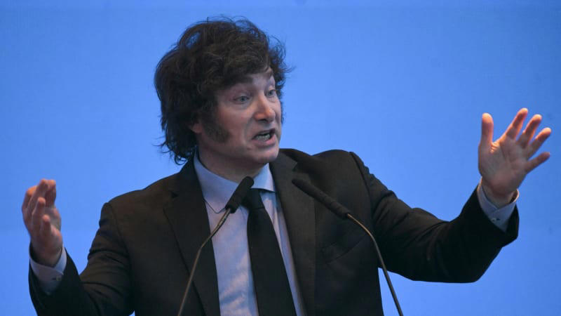 pan „motorová pila“ a samozvaný expert na tantrický sex. kdo je argentinský prezident milei?