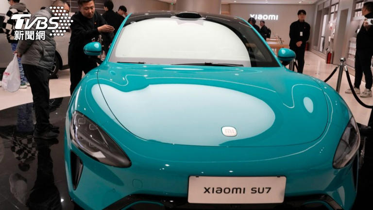小米SU7電動車的標準版售價為人民幣21.59萬元（約新台幣95.6萬）。（圖／達志影像美聯社）