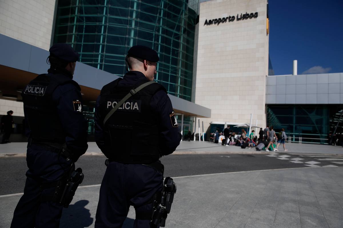 estrangeiros barrados à entrada do país no aeroporto de lisboa impedidos de falar com advogado