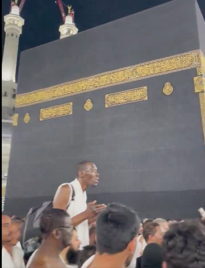 pria ini paling menonjol di tengah lautan jemaah umrah di masjidil haram, makkah