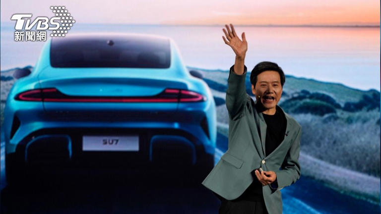 小米董事長雷軍宣布旗下純電動車SU7正式上市。（圖／達志影像美聯社）