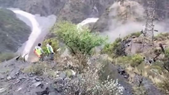 10 dead after car plunges into gorge on jammu-srinagar highway