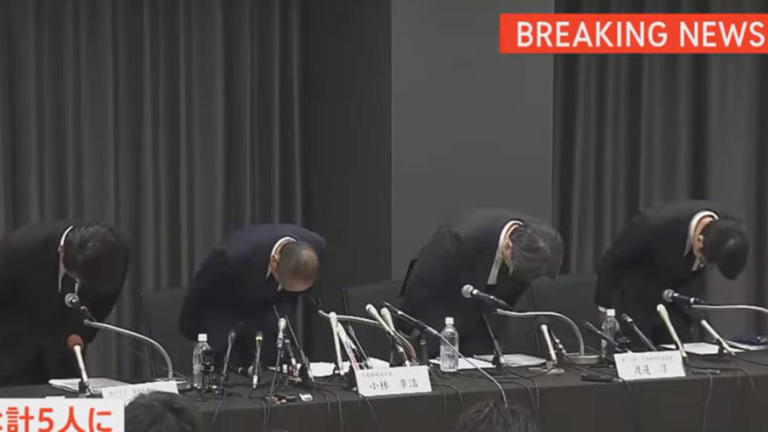 小林製藥社長（左二）帶頭鞠躬道歉。（圖／翻攝自TBS YouTube）