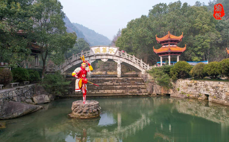 南岳衡山水帘洞，流泉飞瀑美如画，古为神仙洞府，今成旅游胜地