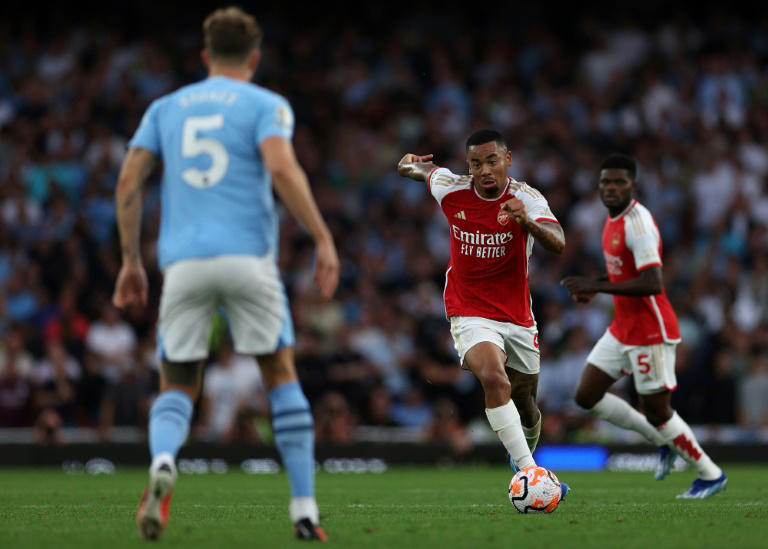L'attaquant brésilien d'Arsenal Gabriel Jesus défie Josh Stones de Manchester City lors du match aller entre les deux équipes à Londres, le 8 octobre 2023