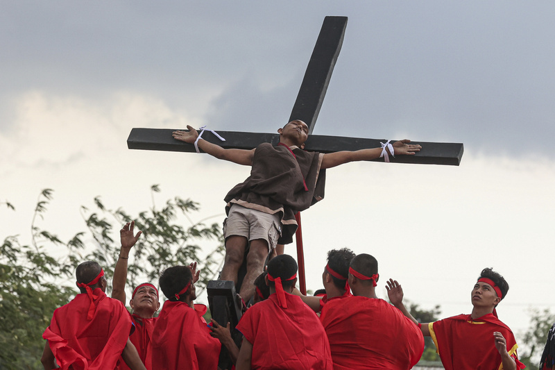 na filipínách se lidé nechali přibít na kříž, aby připomněli kristovo utrpení