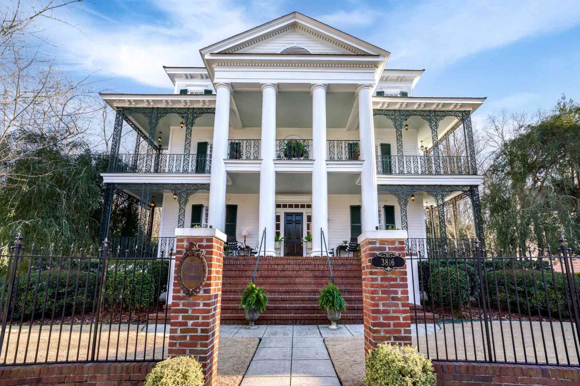 This $2.2-million House Modeled After Disneyland's Haunted Mansion Is ...