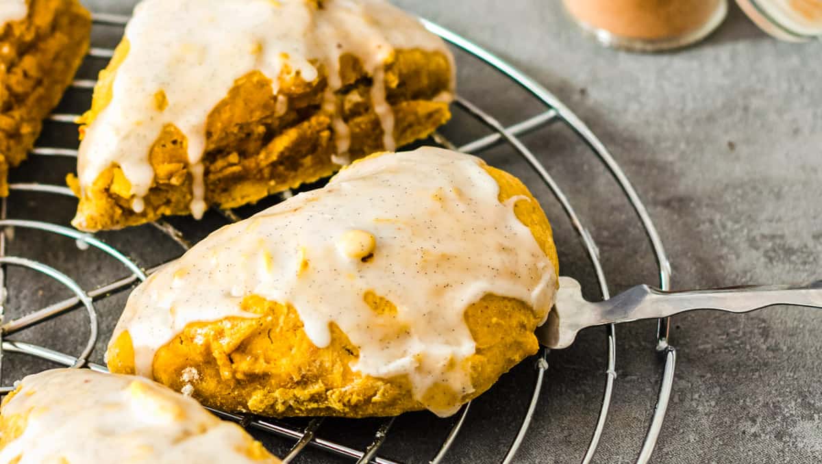 Fluffige und aromatische Kürbis-Scones mit Vanilleglasur