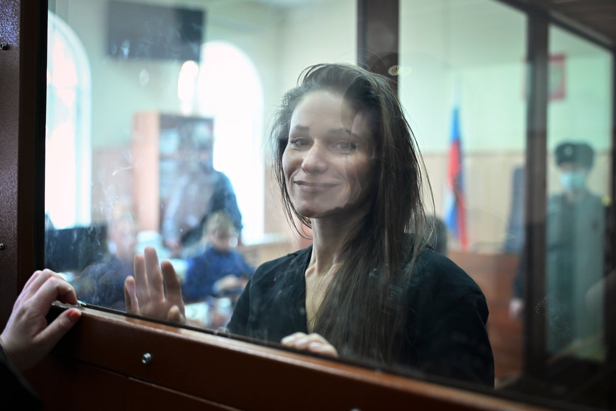 a russian journalist who covered navalny's trials is jailed in moscow on charges of extremism