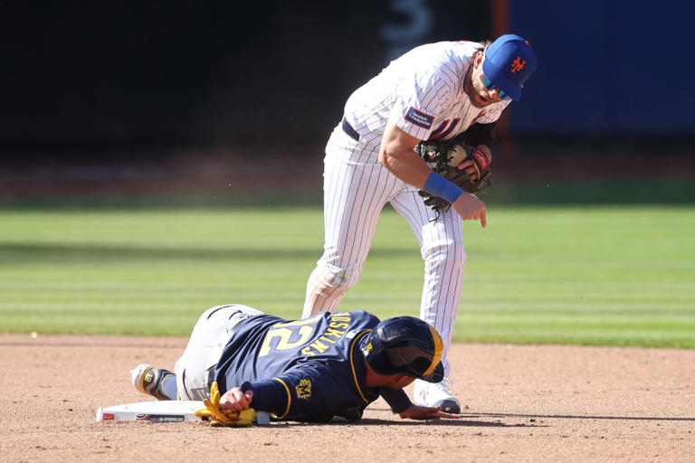 Rhys Hoskins' slide on Mets' Jeff McNeil leads to benchesclearing