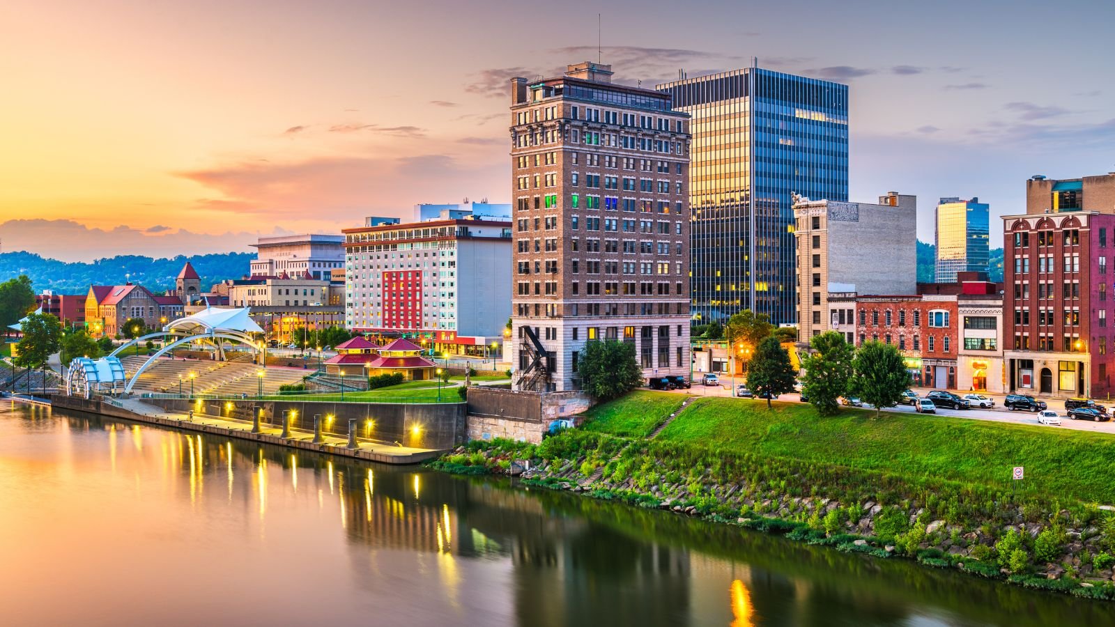 <p>It sits between the Elk and Kanawha rivers. The city charms seniors with historic downtown architecture. The natural beauty of the Appalachian foothills surrounds it. The Riverwalk runs along the Kanawha andoffers a relaxing place to take an evening stroll. Then, you can dine at an award-winning restaurants.</p>