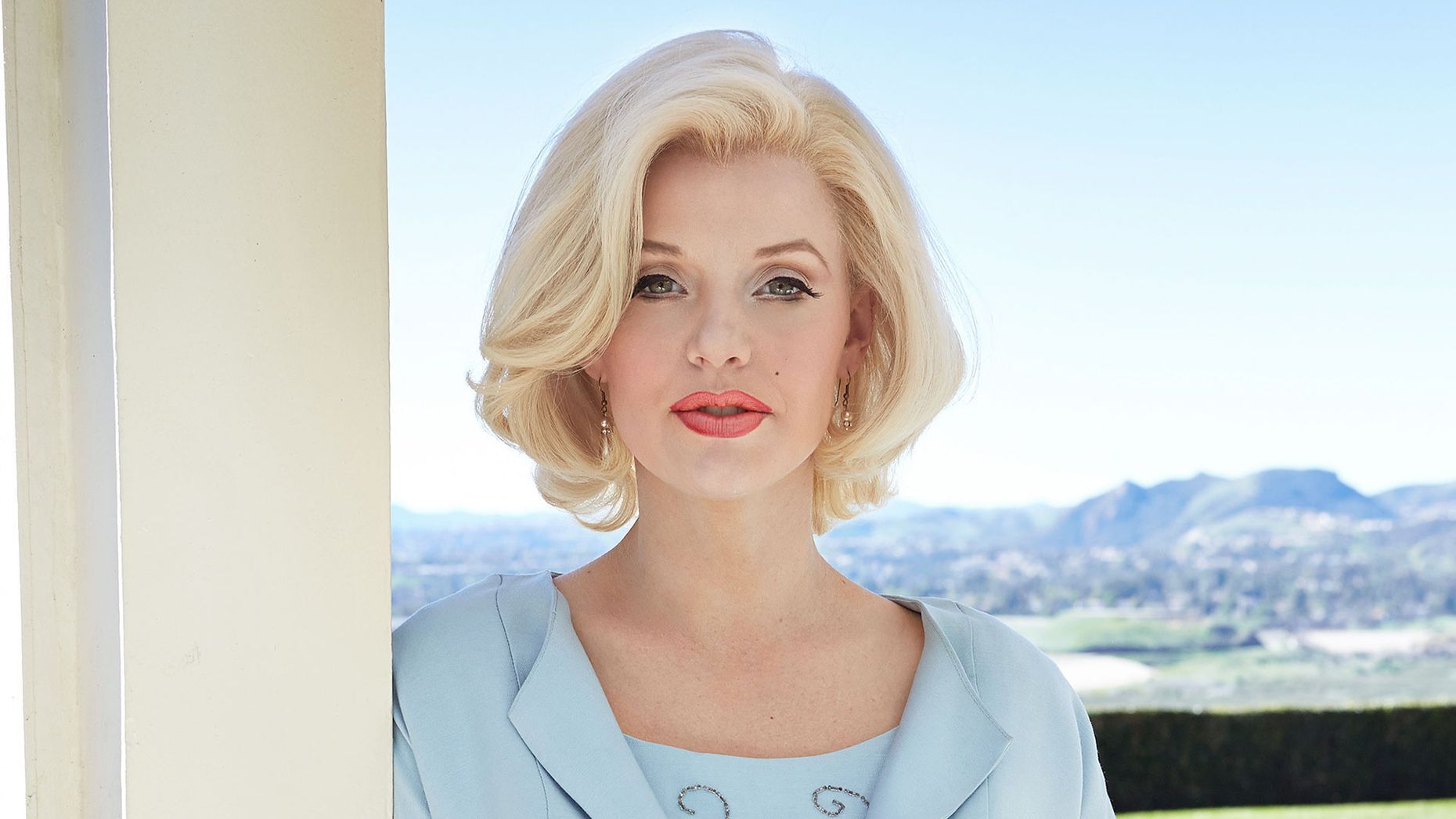 <p>Known for her role in the series <em>Pan Am</em>, Kelli Garner brings Marilyn Monroe to life on the small screen in this miniseries based on the book of the same name by J. Randy Taraborrelli. The show focuses as much on the beautiful blonde as on the women around her, particularly her mother, played by Susan Sarandon. In addition to being the spitting image of the famous Hollywood icon, Kelli Garner <a href="https://variety.com/2015/tv/reviews/the-secret-life-of-marilyn-monroe-miniseries-review-kelli-garner-susan-sarandon-lifetime-1201501978/" class="atom_link atom_valid" rel="noreferrer noopener">replicates her mannerisms to perfection</a>. It’s a true pleasure to watch her performance.</p>