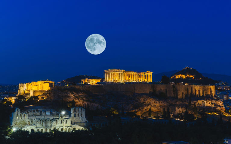 Visiting the Acropolis is one of the best things to do in Athens and is at its most spectacular at night - uchar