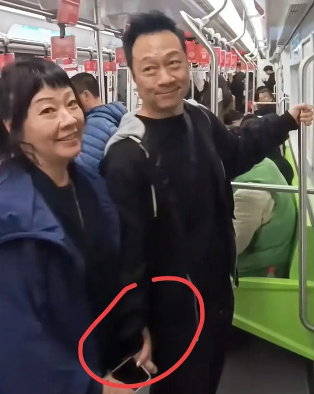接地气！黎耀祥带老婆上海游玩，吃138元一碗3虾面，出行只坐地铁