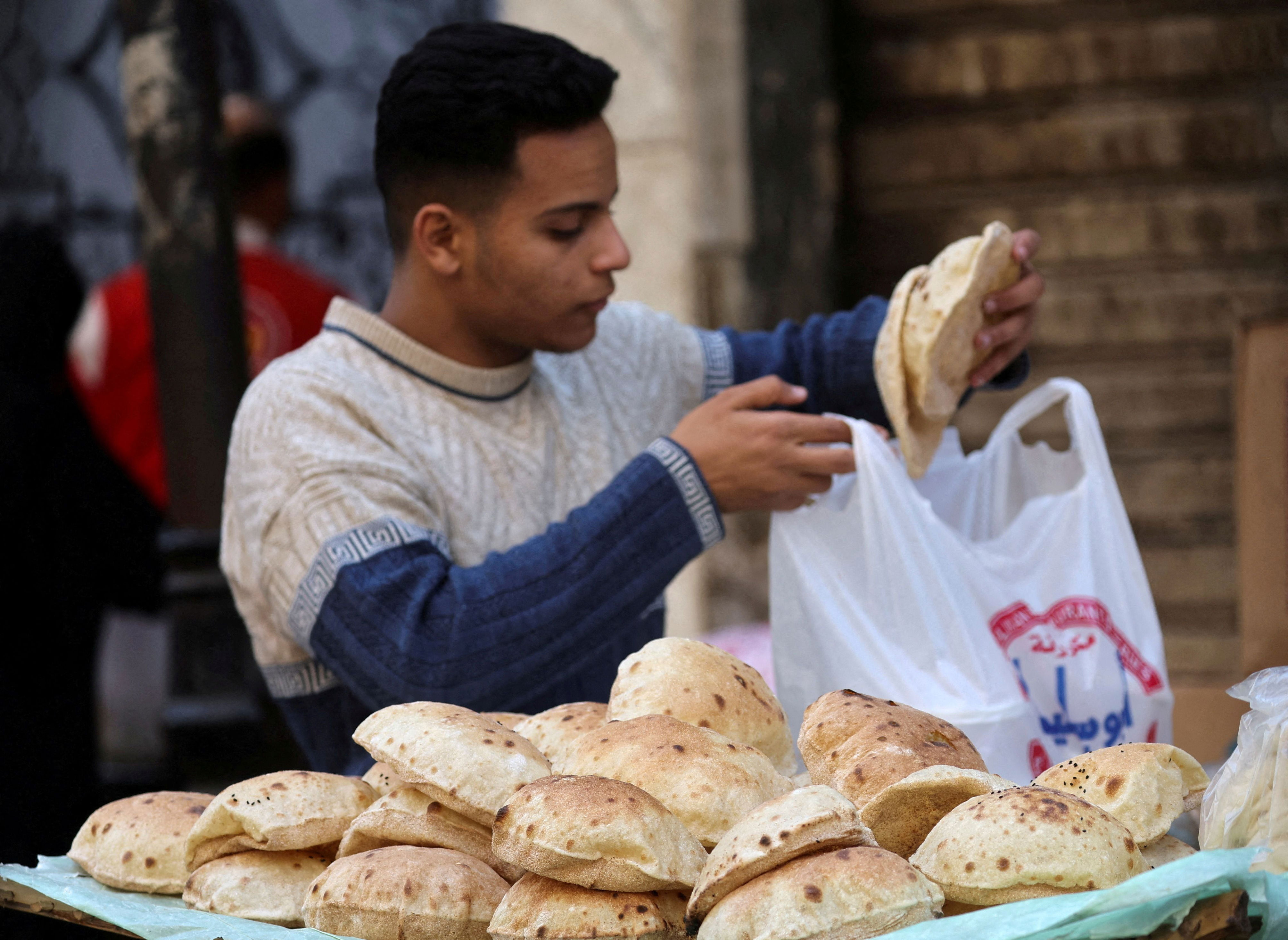 flour cost reduction fails to lower bread prices in egypt