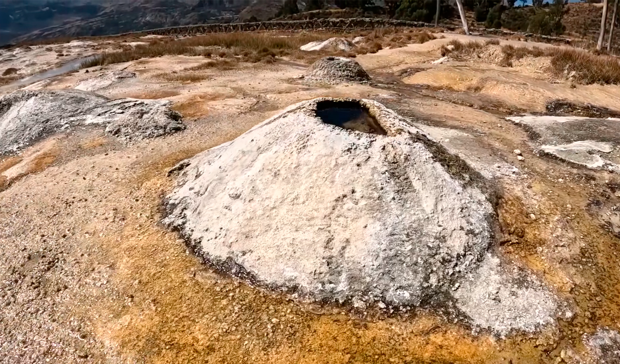 el volcán más pequeño del mundo está en perú y mide solo 20 centímetros de alto: descubre cómo visitarlo
