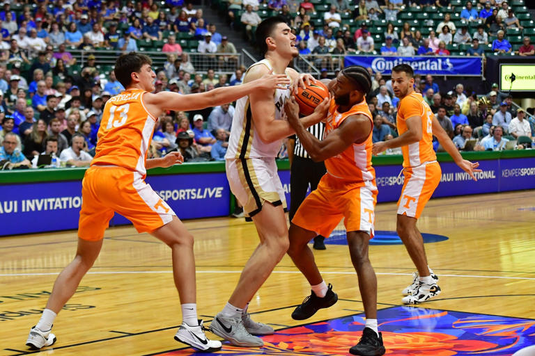 Tennessee vs Purdue Elite 8 picks, predictions, odds Who wins March