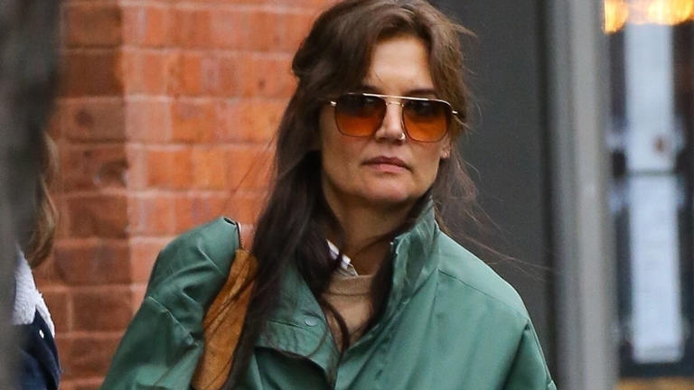 BGUK_2879550 - New York, NY - *EXCLUSIVE* - Katie Holmes wears a green oversized jacket, beige trousers, dark sunglasses, and black flat shoes as she and her daughter Suri Cruise were seen leaving town for the holiday weekend.  Pictured: Katie Holmes  BACKGRID UK 27 MARCH 2024   BYLINE MUST READ: Fernando Ramales / BACKGRID  UK: +44 208 344 2007 / uksales@backgrid.com  USA: +1 310 798 9111 / usasales@backgrid.com  *Pictures Containing Children Please Pixelate Face Prior To Publication*