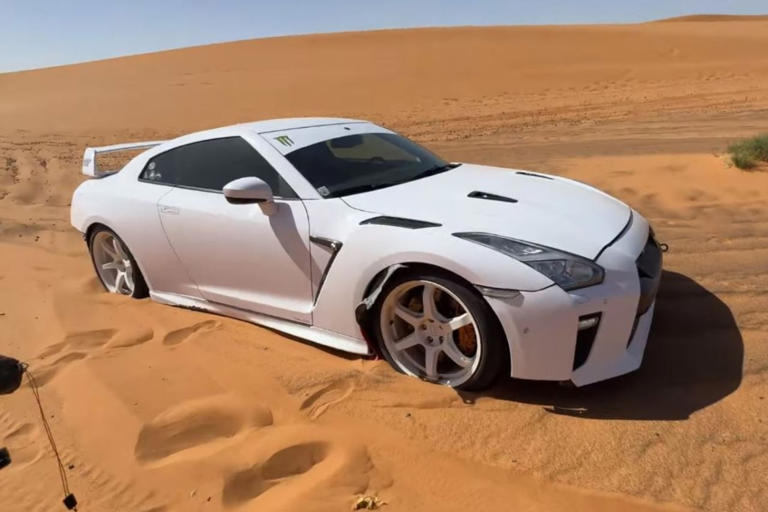 Vídeo: surfeando dunas con un Nissan GT-R en el Sáhara