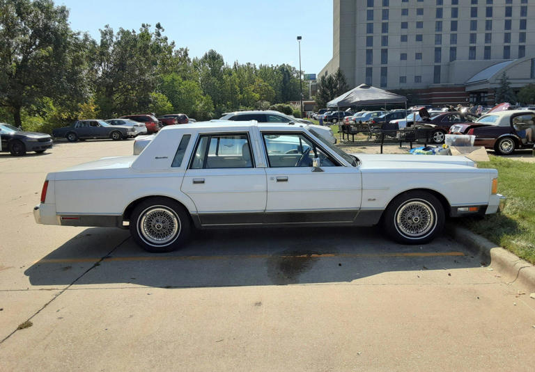 1989 Lincoln Town Car Signature Series: Last call for Opulence