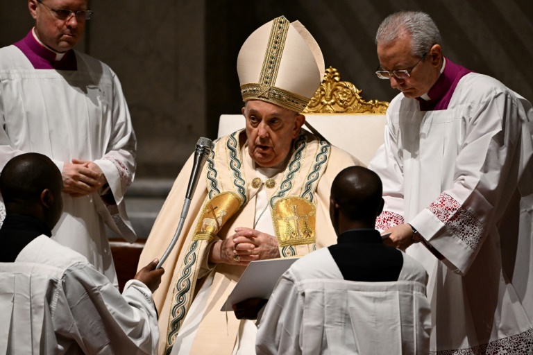 papa francisco celebra vigília pascal em meio a preocupações com sua saúde